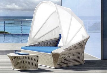 Sala de estar parcialmente oval do Chaise da mobília do pátio da cama de Sun do Rattan do PE do estilo com dossel