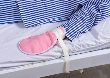 Luva médica da mão paciente de alto risco dos cuidados médicos com correia da limitação