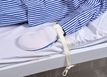 Luva médica da mão paciente de alto risco dos cuidados médicos com correia da limitação