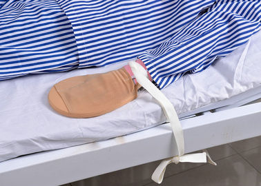Luva médica da mão paciente de alto risco dos cuidados médicos com correia da limitação